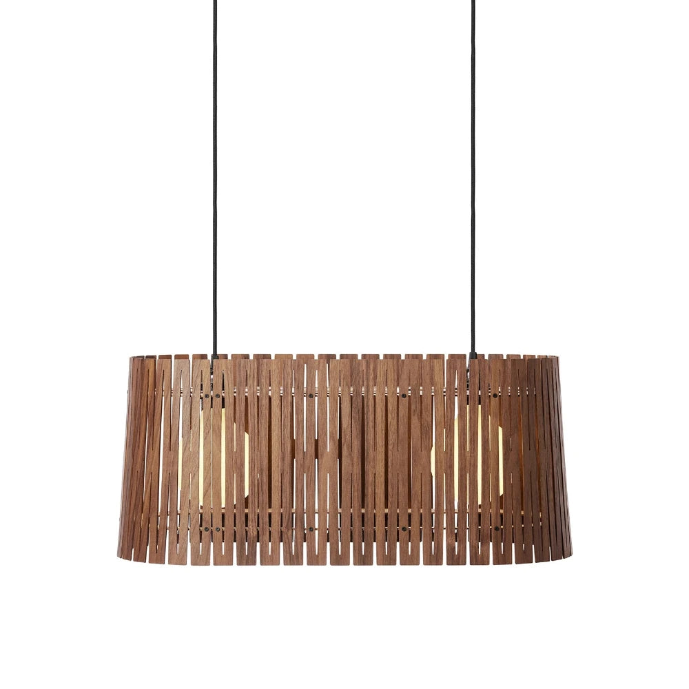 NKJ Design / Pendellampe / WOOD THREE / Walnut.
Moderne trælampe i valnød til spisebord eller langbord.
