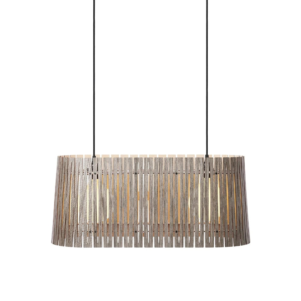 NKJ Design / Pendellampe / WOOD THREE / Birch Stone Grey.
Moderne trælampe i stone grey til spisebord eller langbord.
