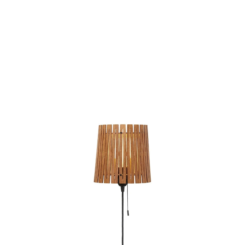 NKJ Design / Væglampe / WOOD SIX / Birch Wheat Brown.
Brun WOOD SIX væglampe i birketræ fra NKJ Design.