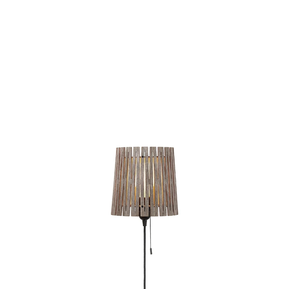 NKJ Design / Væglampe / WOOD SIX / Birch Stone Grey.
WOOD SIX lampe fra NKJ Design med grå finish og skandinavisk design.