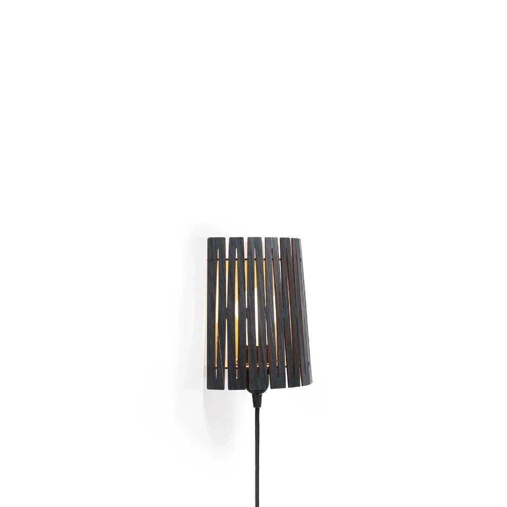 NKJ Design / Væglampe / WOOD SIX / Birch Slate Grey.
Håndlavet væglampe i Birch Slate Grey med grafiske udskæringer.
