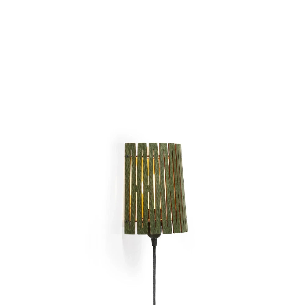 NKJ Design / Væglampe / WOOD SIX / Birch Forest Green.
WOOD SIX lampe fra NKJ Design med grøn finish og skandinavisk design.
