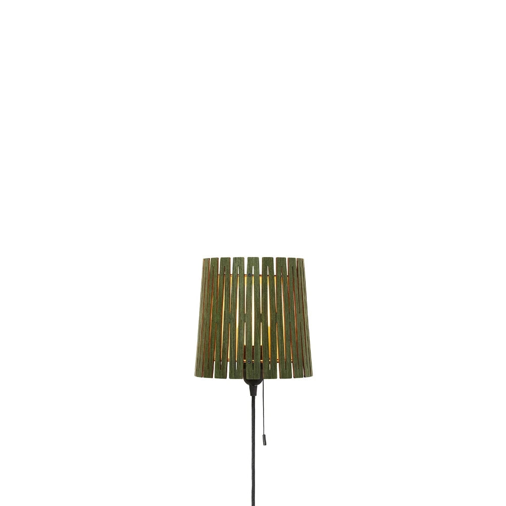NKJ Design / Væglampe / WOOD SIX / Birch Forest Green.
Moderne væglampe i mørkegrøn til stue, gang eller soveværelse.