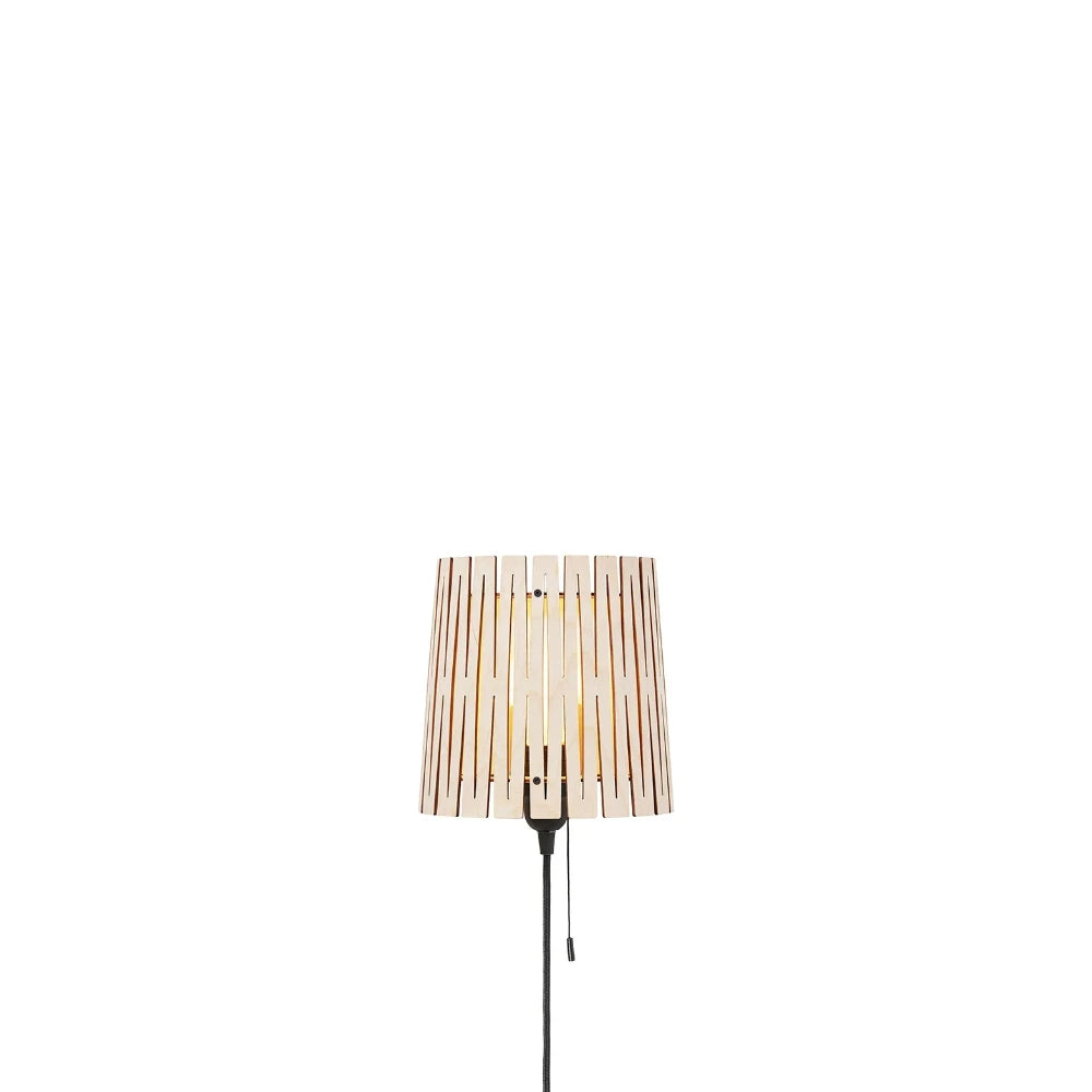 NKJ Design / Væglampe / WOOD SIX / Birch.
WOOD SIX væglampe i lyst birketræ fra NKJ Design.