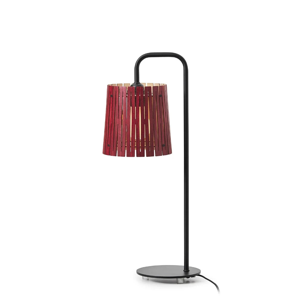 NKJ Design / Bordlampe / WOOD SEVEN / Birch Wine Red.
Håndlavet WOOD SEVEN Wine Red bordlampe fra NKJ Design med vinrød lampeskærm og sort stel.