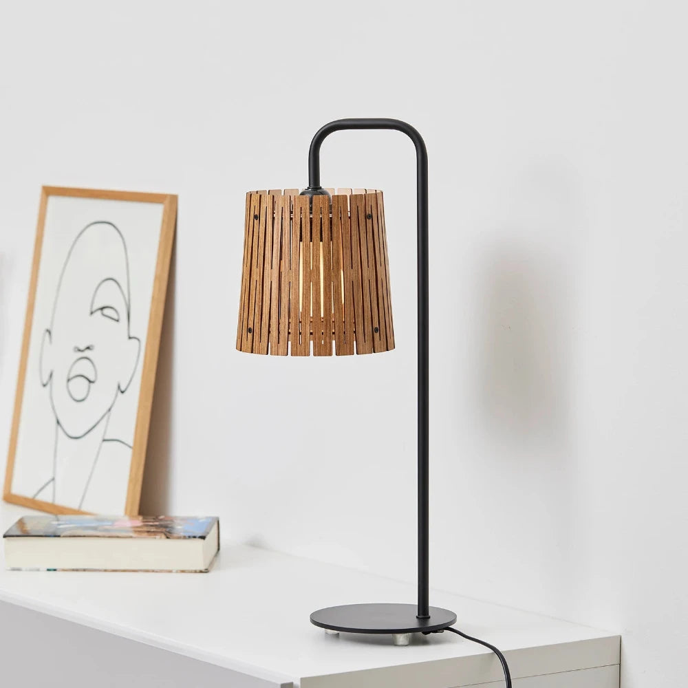NKJ Design / Bordlampe / WOOD SEVEN / Birch Wheat Brown.
Brun bordlampe i birketræ fra NKJ Design med nordisk design og hyggelig LED belysning.