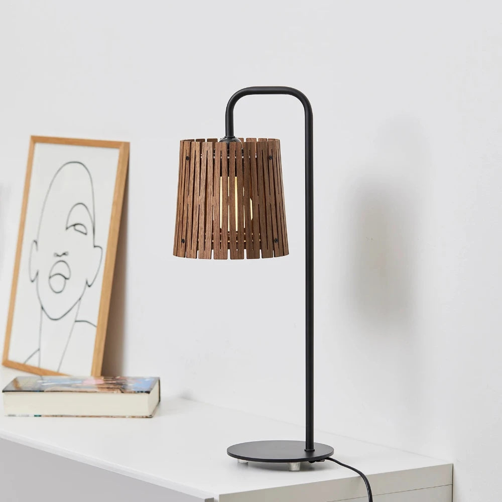 NKJ Design / Bordlampe / WOOD SEVEN / Walnut.
Bordlampe i valnød fra NKJ Design med nordisk design og varm LED belysning.