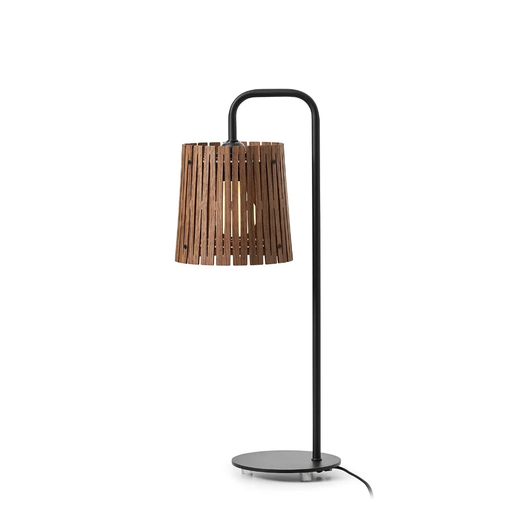 NKJ Design / Bordlampe / WOOD SEVEN / Walnut.
Håndlavet WOOD SEVEN Walnut bordlampe fra NKJ Design med lampeskærm i valnød og sort stel.