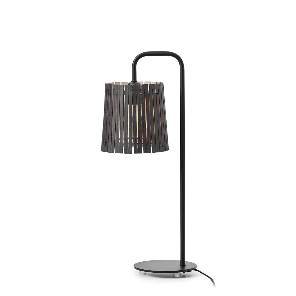 NKJ Design / Bordlampe / WOOD SEVEN / Birch Slate Grey.
Håndlavet WOOD SEVEN Slate Grey bordlampe fra NKJ Design med mørkegrå lampeskærm og sort stel.