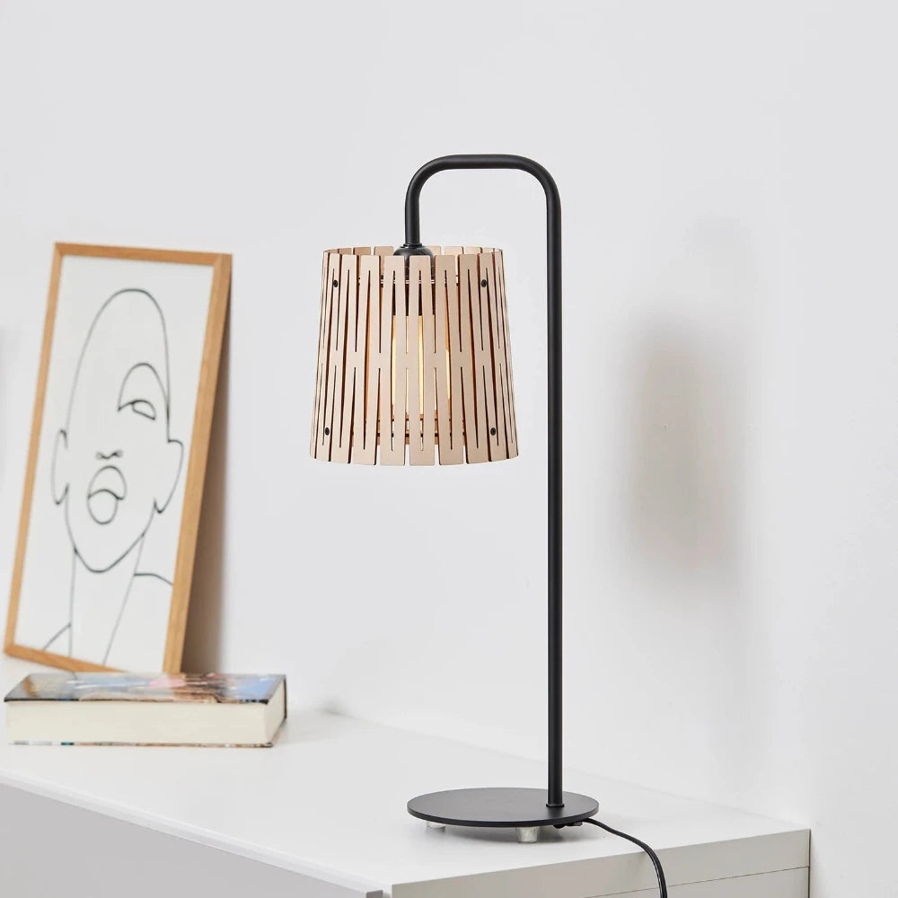 NKJ Design / Bordlampe / WOOD SEVEN / Birch.
Designlampe fra NKJ Design i birketræ med varmt lys, dekorativ skærm og moderne sort lampestel.