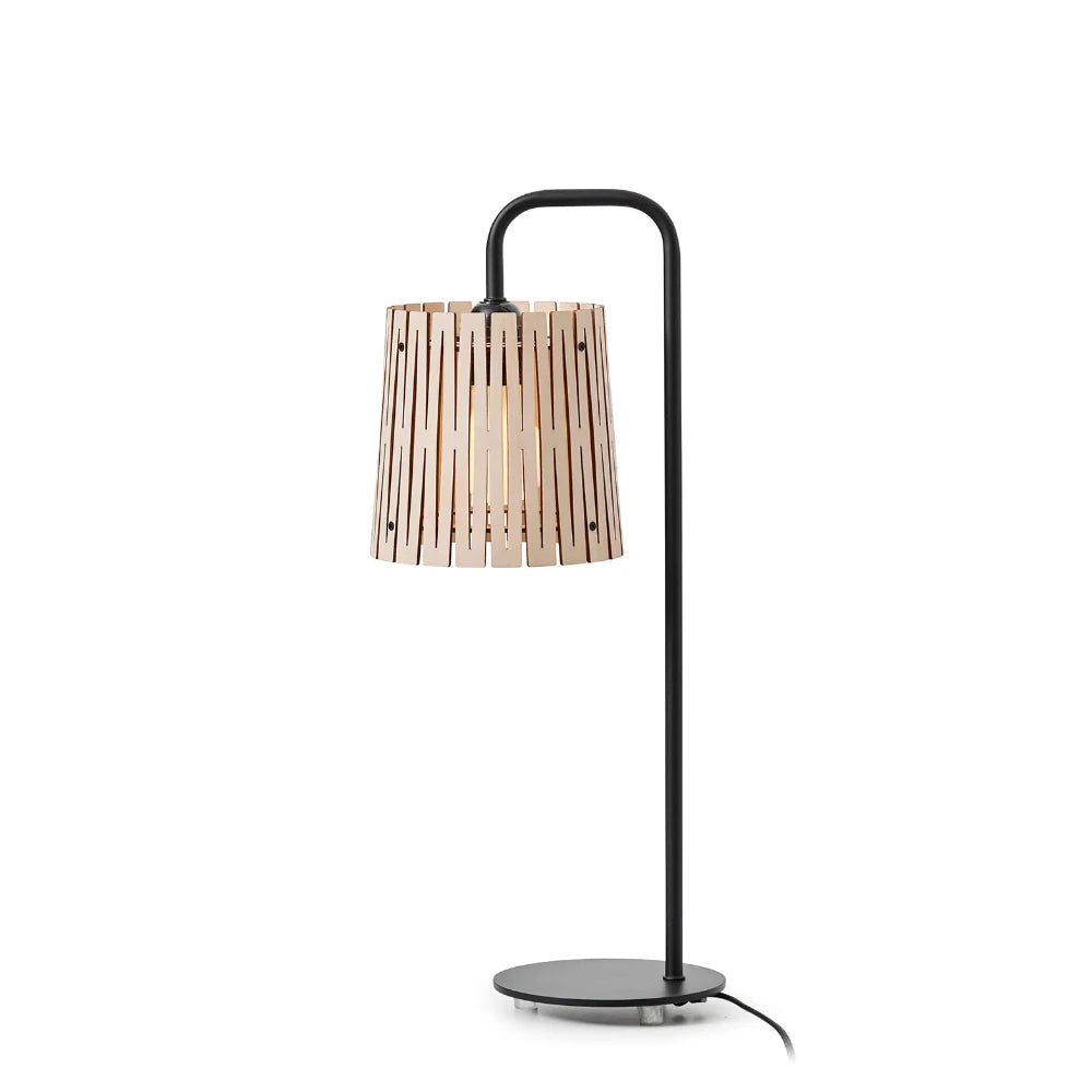 NKJ Design / Bordlampe / WOOD SEVEN / Birch.
Håndlavet WOOD SEVEN Birch bordlampe fra NKJ Design med lys lampeskærm i birketræ og sort stel.