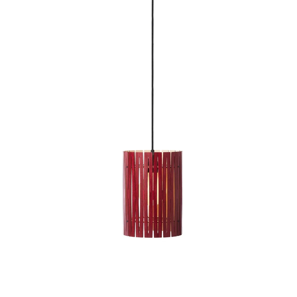 NKJ Design / Pendellampe / WOOD ONE / Birch Wine Red.
Cylindrisk pendellampe i Birch Wine Red med dekorative udskæringer.