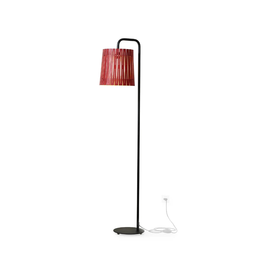 NKJ Design / Gulvlampe / WOOD NINE / Birch Wine Red.
Håndlavet WOOD NINE Wine Red gulvlampe fra NKJ Design med vinrød lampeskærm og sort stel.