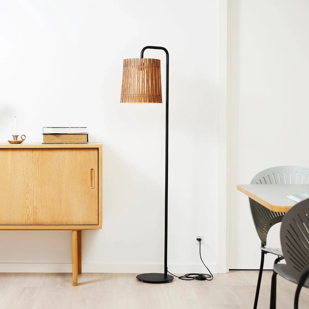NKJ Design / Gulvlampe / WOOD NINE / Birch Wheat Brown.
Danskproduceret standerlampe fra NKJ Design i brun birk med varmt lys og elegant sort stel.