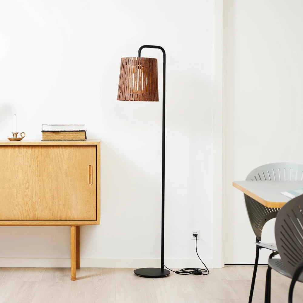 NKJ Design / Gulvlampe / WOOD NINE / Walnut.
Skandinavisk gulvlampe og standerlampe i valnød fra NKJ Design med LED lyskilde og stilrent design.