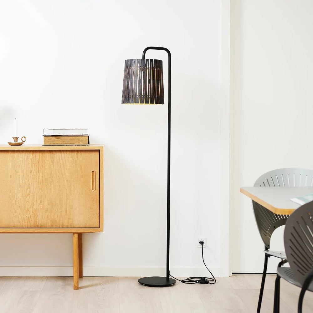 NKJ Design / Gulvlampe / WOOD NINE / Birch Slate Grey.
Håndlavet WOOD NINE Slate Grey gulvlampe fra NKJ Design med mørkegrå lampeskærm og sort stel.
