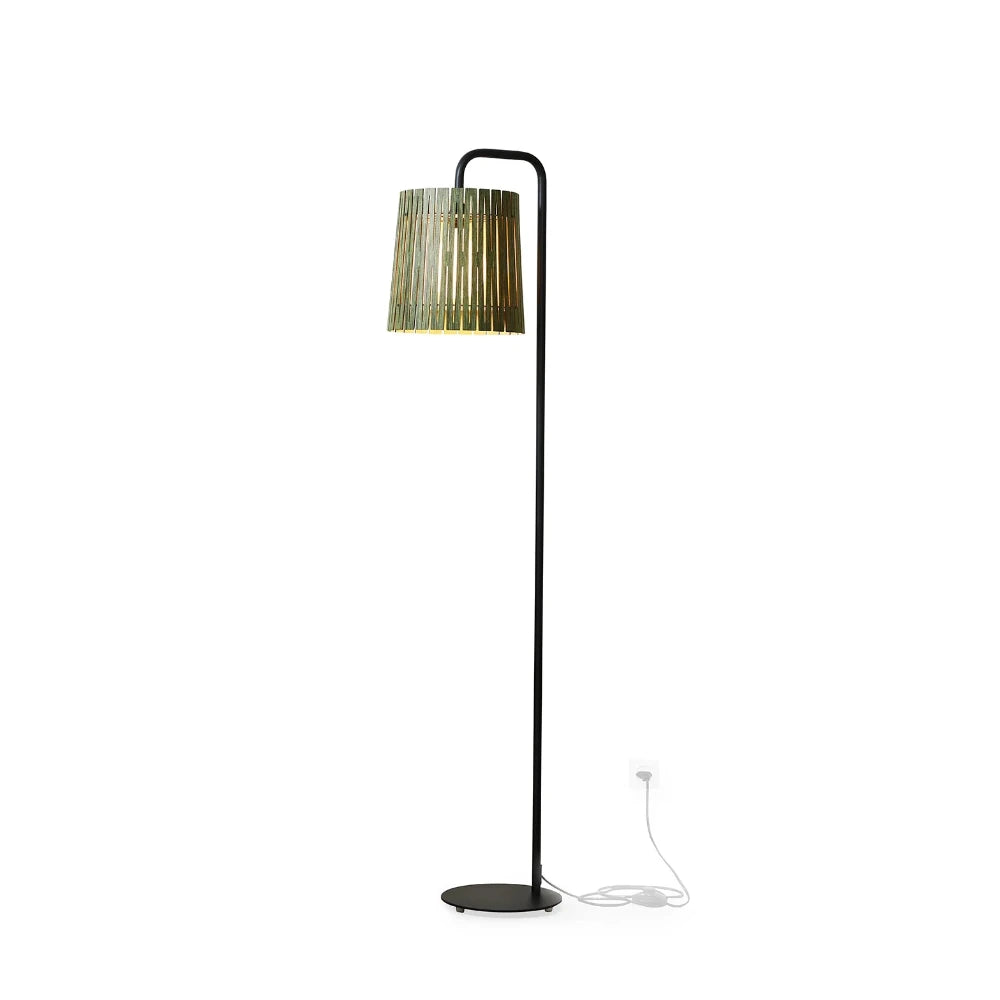 NKJ Design / Gulvlampe / WOOD NINE / Birch Forest Green.
Håndlavet WOOD NINE Forest Green gulvlampe fra NKJ Design med mørkegrøn lampeskærm og sort stel.