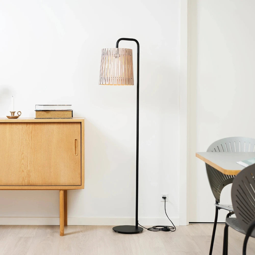 NKJ Design / Gulvlampe / WOOD NINE / Birch.
Skandinavisk gulvlampe og standerlampe i birk fra NKJ Design med LED lyskilde og stilrent design.