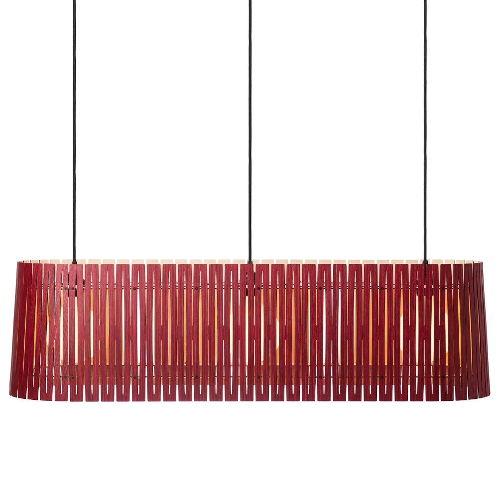 NKJ Design / Pendellampe / WOOD FIVE / Birch Wine Red.
Håndlavet WOOD FIVE Wine Red pendellampe fra NKJ Design med vinrød lampeskærm til spisebord.
