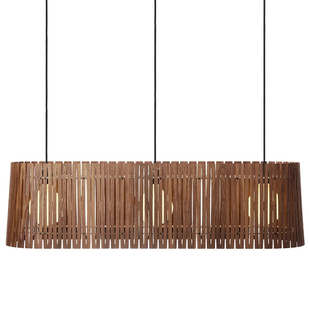 NKJ Design / Pendellampe / WOOD FIVE / Walnut.
Håndlavet WOOD FIVE Walnut pendellampe fra NKJ Design med lampeskærm i valnød over spisebord.