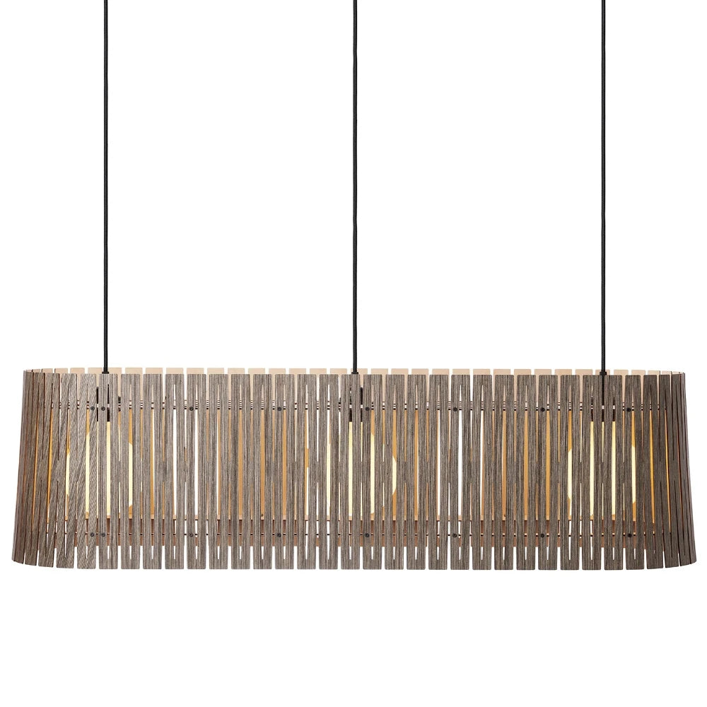 NKJ Design / Pendellampe / WOOD FIVE / Birch Stone Grey.
Håndlavet WOOD FIVE Stone Grey pendellampe fra NKJ Design med støvet grå lampeskærm til spisebord.