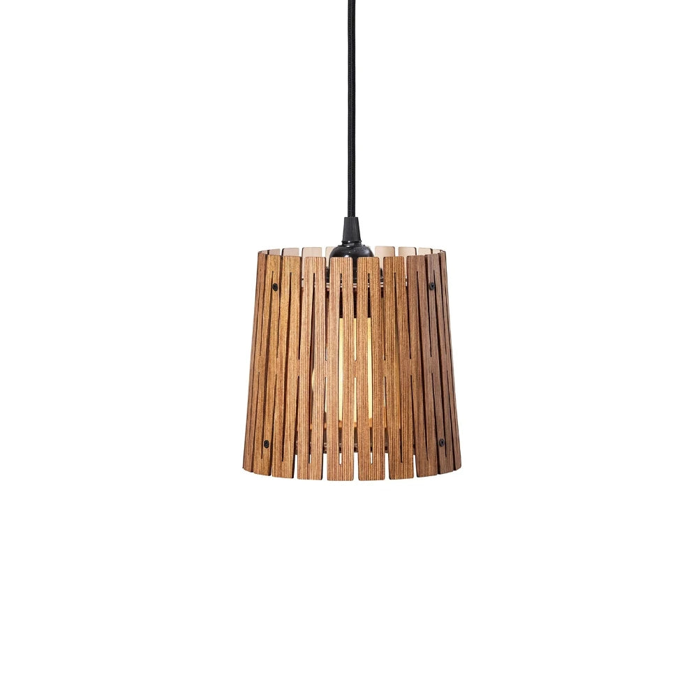 NKJ Design / Pendellampe / WOOD EIGHT / Birch Wheat Brown.
Håndlavet WOOD EIGHT Wheat Brown pendellampe fra NKJ Design med varm brun lampeskærm og grafiske udskæringer.