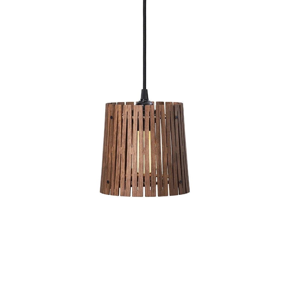 NKJ Design / Pendellampe / WOOD EIGHT / Walnut.
Håndlavet WOOD EIGHT Walnut pendellampe fra NKJ Design med lampeskærm i valnød og grafiske udskæringer.
