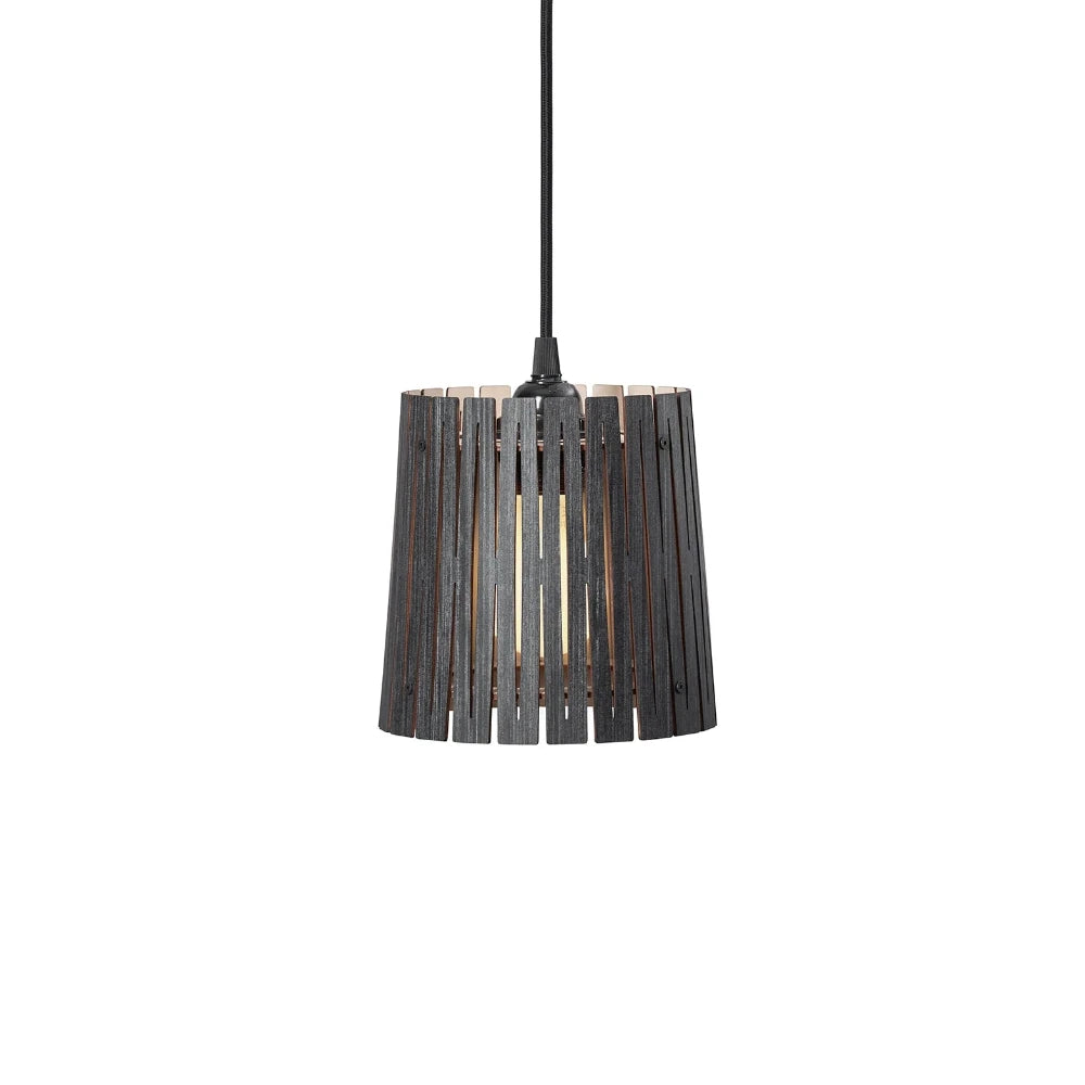 NKJ Design / Pendellampe / WOOD EIGHT / Birch Slate Grey.
Håndlavet WOOD EIGHT Slate Grey pendellampe fra NKJ Design med mørkegrå lampeskærm og grafiske udskæringer.