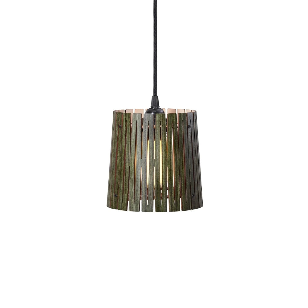 NKJ Design / Pendellampe / WOOD EIGHT / Birch Forest Green.
Håndlavet WOOD EIGHT Forest Green pendellampe fra NKJ Design med mørkegrøn lampeskærm og grafiske udskæringer.
