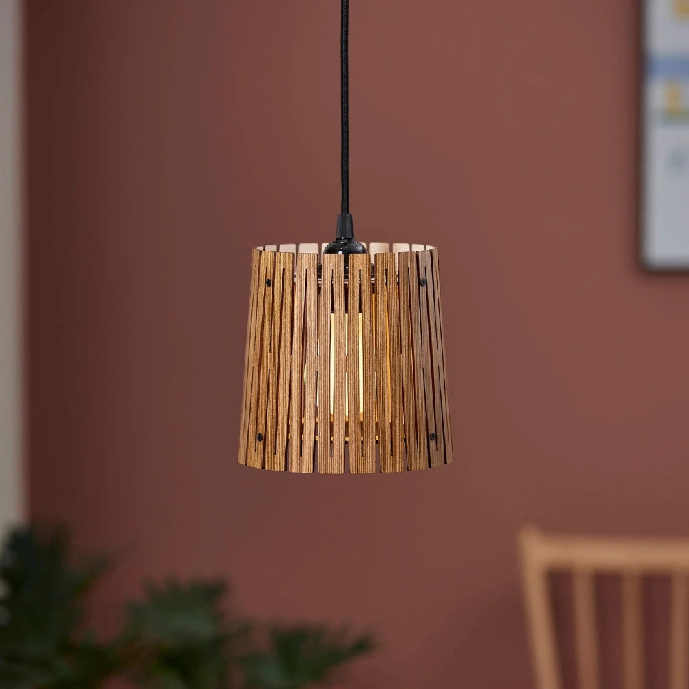 NKJ Design / Pendellampe / WOOD EIGHT / Birch Wheat Brown.
WOOD EIGHT hængelampe med wheat brown træskærm og elegant lysgennemgang til køkken eller stue.
