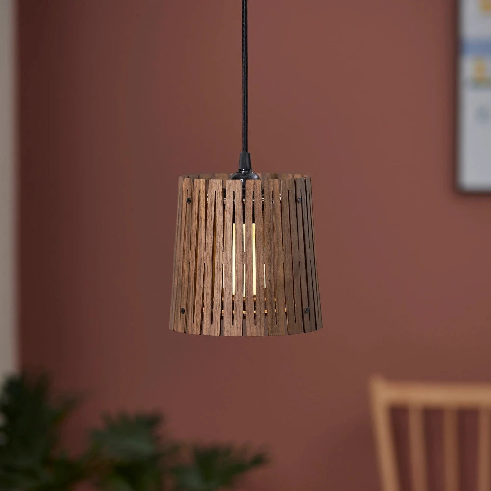 NKJ Design / Pendellampe / WOOD EIGHT / Walnut.
Skandinavisk pendellampe og loftlampe i valnød fra NKJ Design med varmt LED lys.