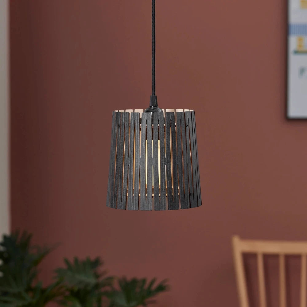 NKJ Design / Pendellampe / WOOD EIGHT / Birch Slate Grey.
WOOD EIGHT hængelampe med slate grey træskærm og elegant lysgennemgang til køkken eller stue.