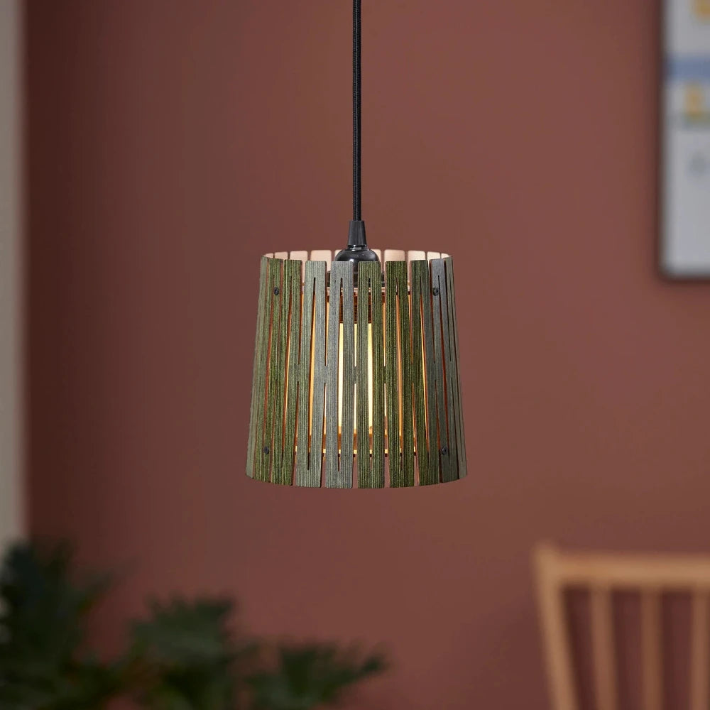 NKJ Design / Pendellampe / WOOD EIGHT / Birch Forest Green.
WOOD EIGHT hængelampe med mørkegrøn træskærm og elegant lysgennemgang til køkken eller stue.