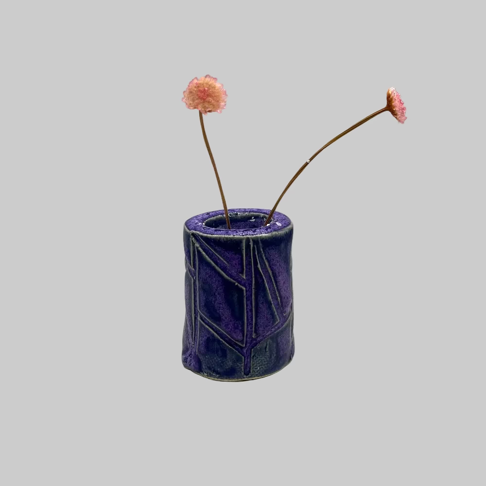 RG Ceramic / Lysestage / Vase / Mørkelilla / Mini.
Dekorativ håndlavet mini keramik lysestage i lilla.
