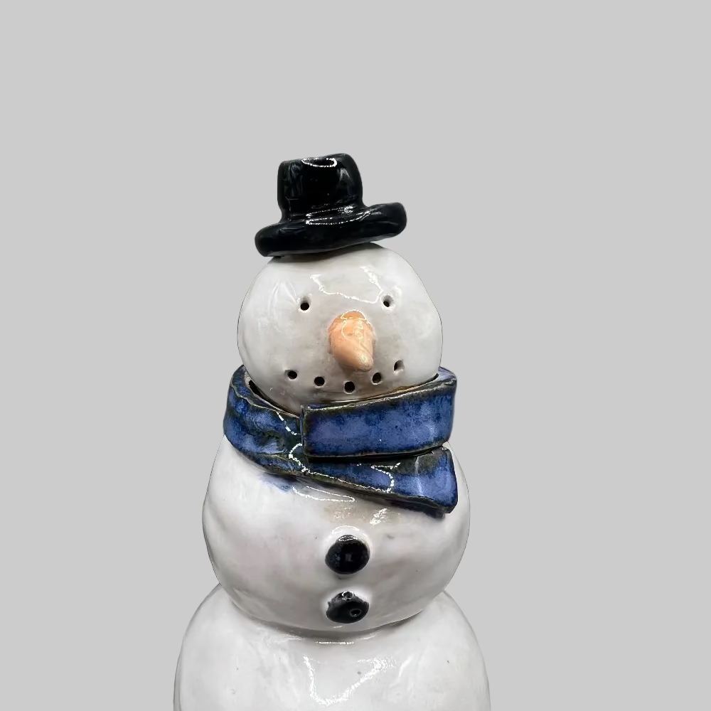 RG Ceramic / Snemand #1 / Stor.
Dekorativ snemand i keramik til jul og vinter.