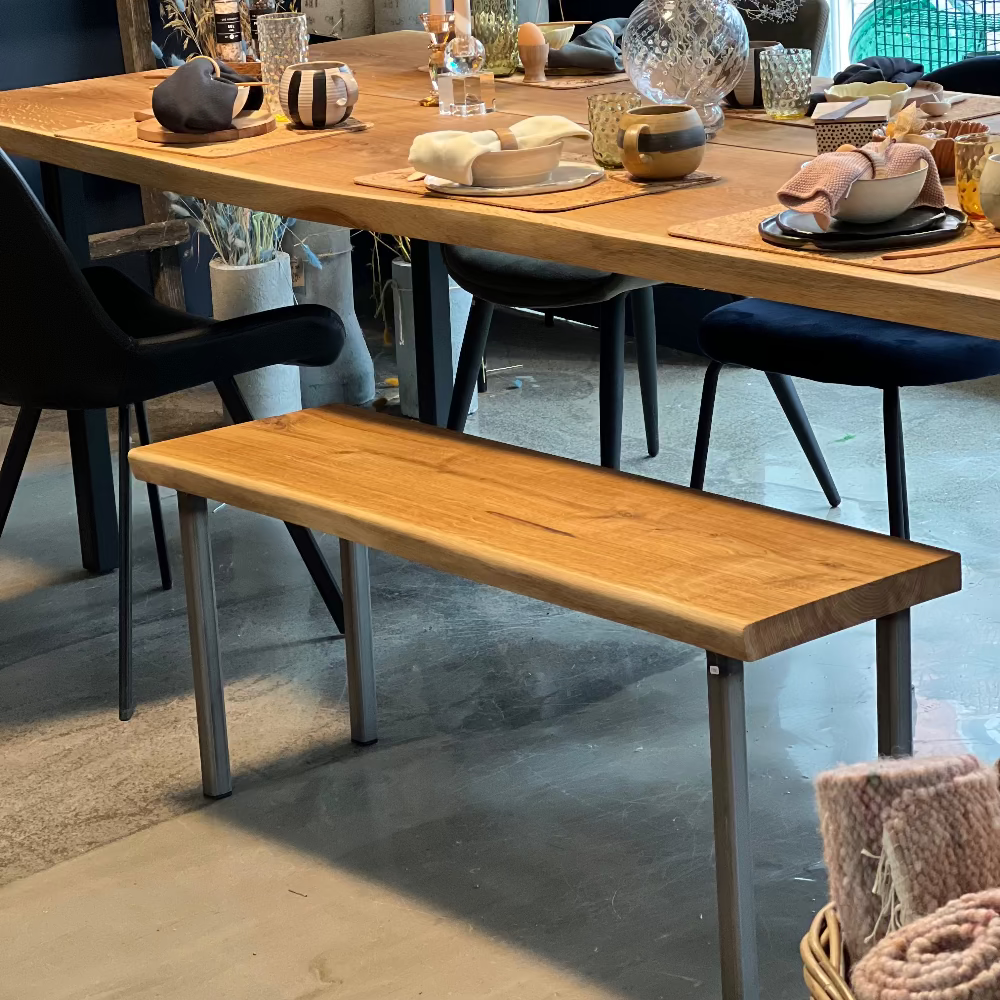 Tinga Tangos værksted / Bænk / Egetræ / Håndlavet dansk design.
Håndlavet bænk i sæbebehandlet egetræ med metalben ved spisebord.