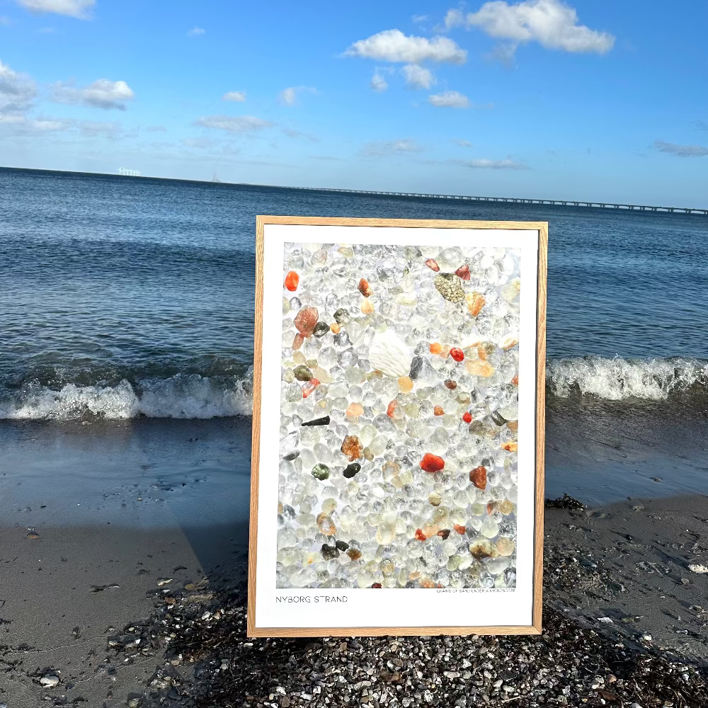 Sandposter / Nyborg Strand.
Sandposter kunstplakat med detaljerede sandkorn i naturfarver.