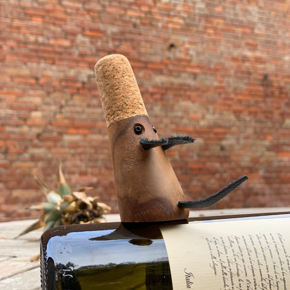 Vinprop / Vin rotte / Mørkt træ / Møller Træ. 
Unik vin stopper i mørkt træ med korkprop fra Møller Træ.