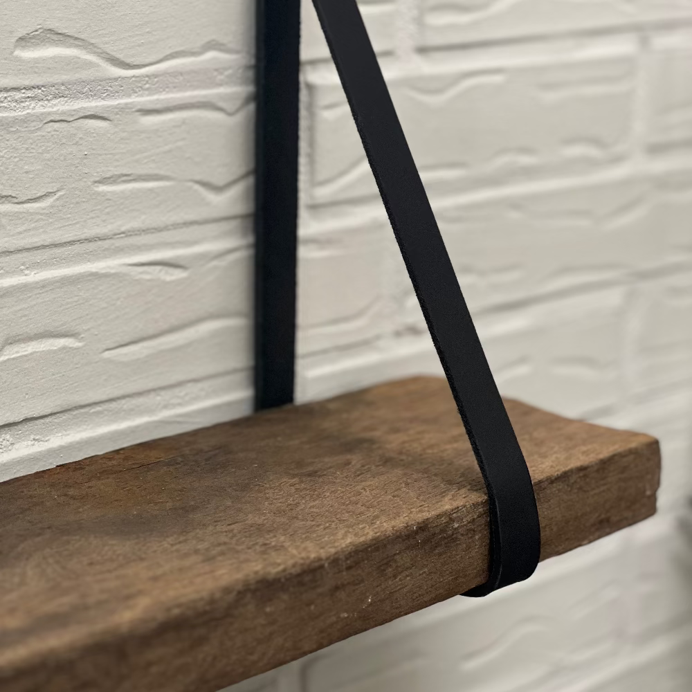 Hylde / Skibsplanke / Håndlavet dansk design / Stor.
Rustik væghylde i mørkt træ med sort læderophæng.