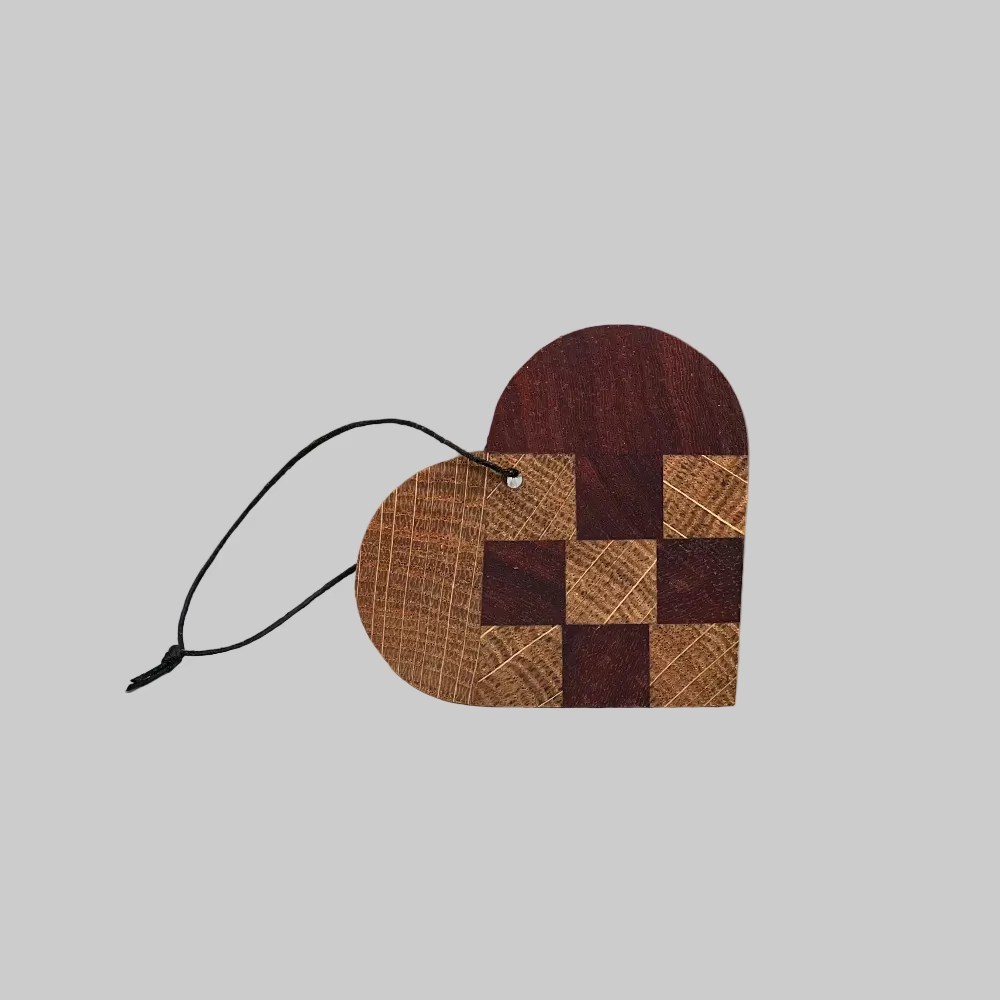 Julehjerte / Genbrugstræ / Møller Træ.
Dekorativt julehjerte i træ med unikt patchwork design.