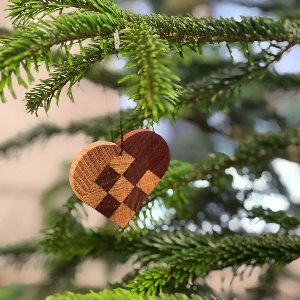 Julehjerte / Genbrugstræ / Møller Træ.
Træ julehjerte til ophæng på juletræ eller gren.