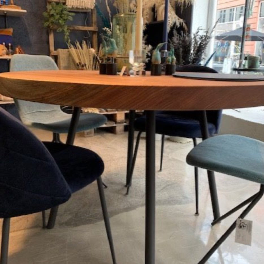 Tinga Tangos Værksted / Plankebord / Mahogni / Naturoliebehandlet.
Dansk design rundt spisebord i mahogni med industrielle metalben.