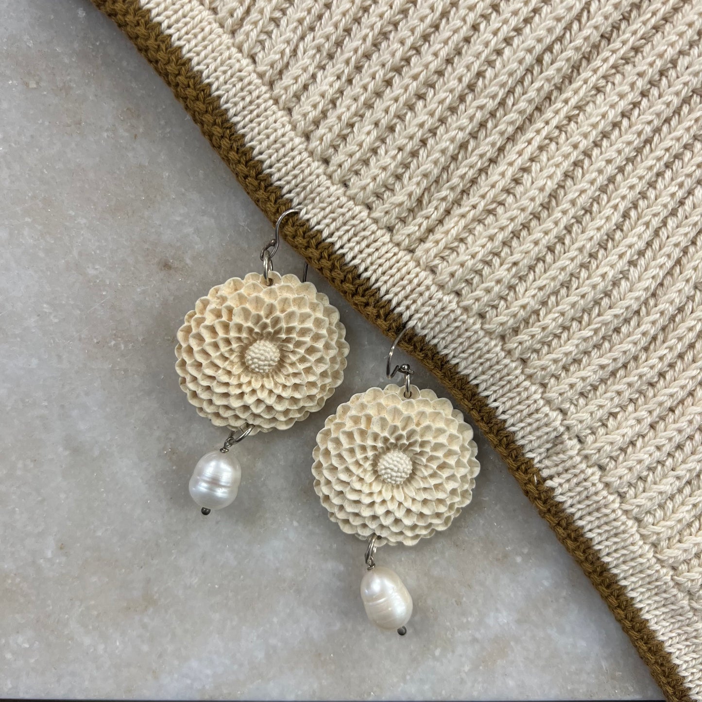 Øreringe / Hvid blomst med marmor vedhæng
