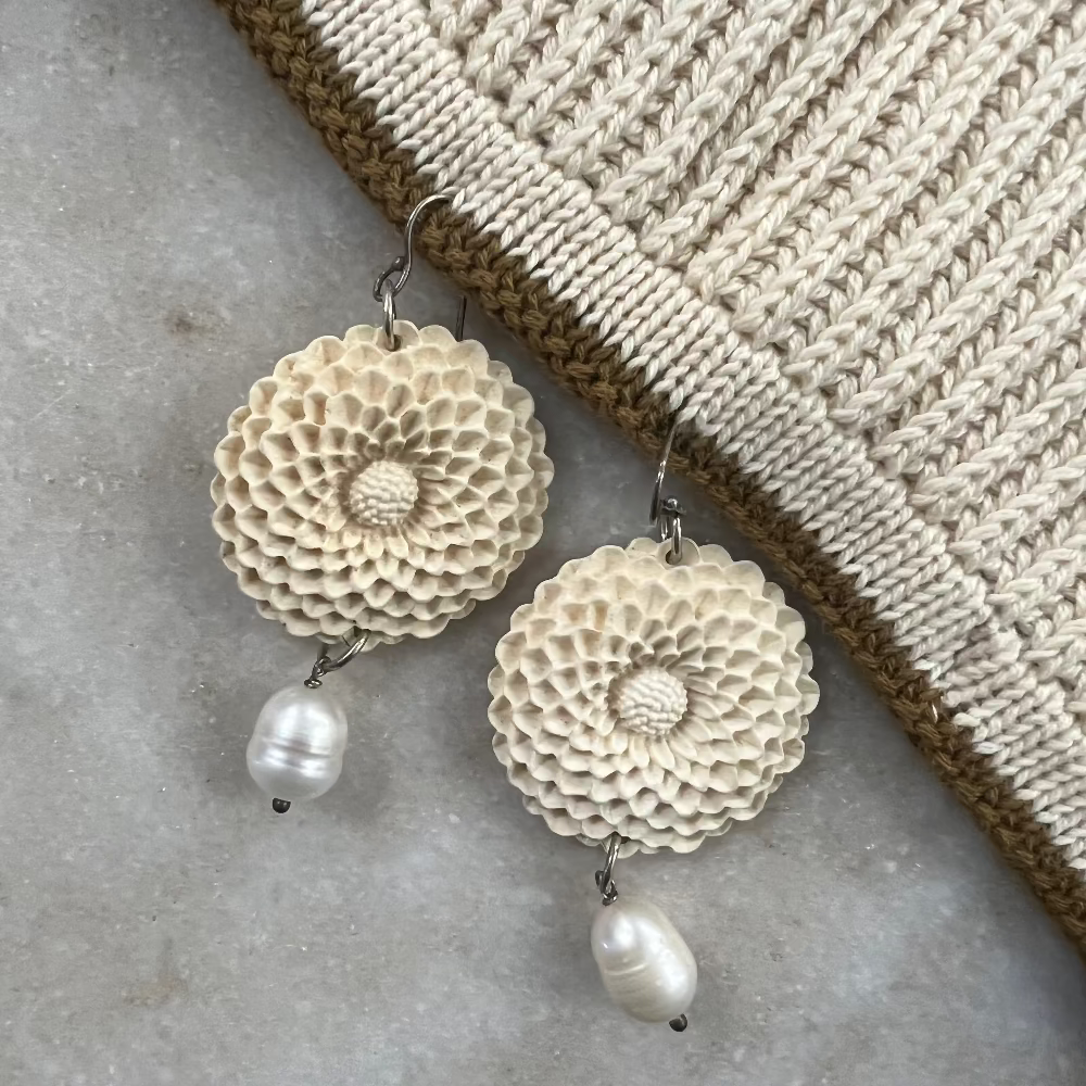 Øreringe / Blomst m. perle / Stor / Cremehvid. Håndlavede øreringe med blomst og perle – unikke upcyclede smykker i Plastik.