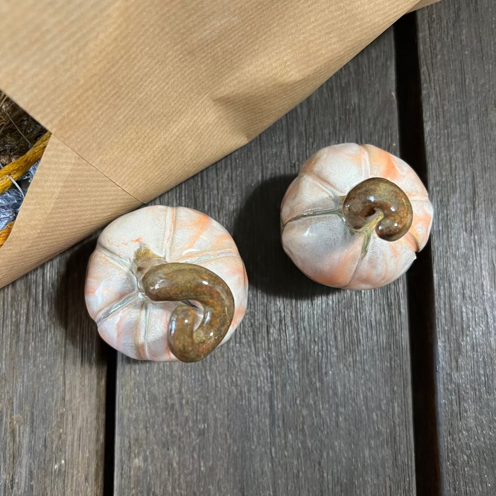 RG Ceramic / Græskar #2 / Mellem / Keramik.
Keramik græskar figur til efterårsdekoration.