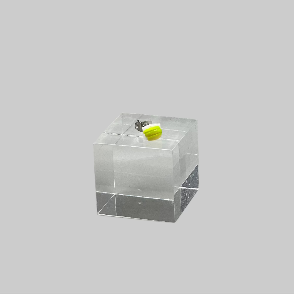 Ørestik / Sushi m. Avocado / Maria Ortmann. Lille sushi ørering i polymer ler med avocado.