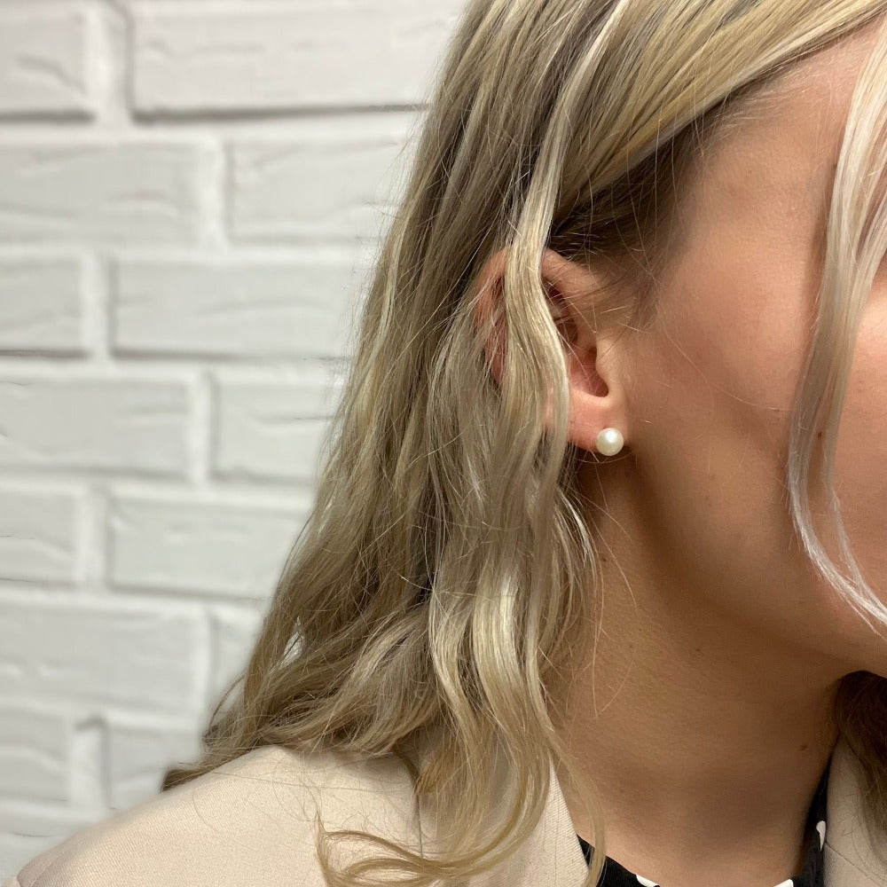 SHJ / Ørestikker / Hvide ferskvandsperler / Sterlingsølv.
Enkle håndlavede øreringe med ferskvandsperler.