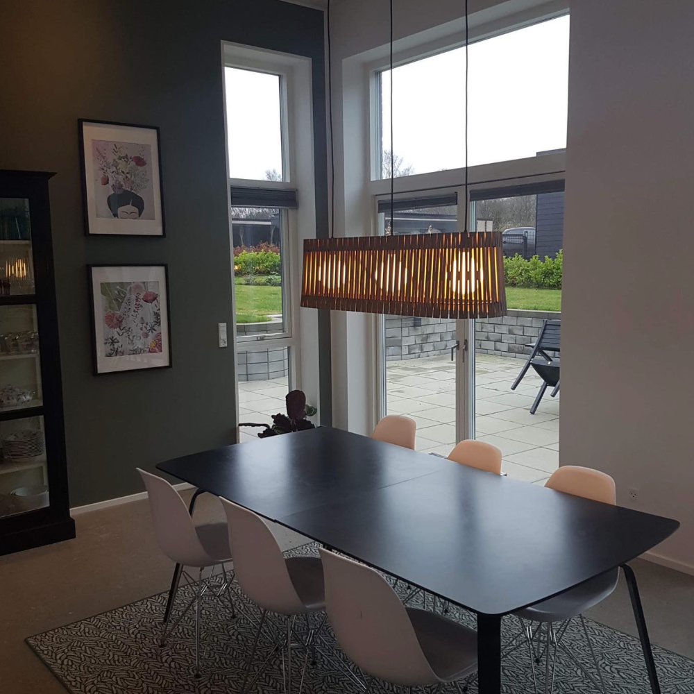 NKJ Design / Pendellampe / WOOD FIVE / Birch.
WOOD FIVE stor pendellampe i birkekrydsfiner med elegant lysgennemgang over spisebord.