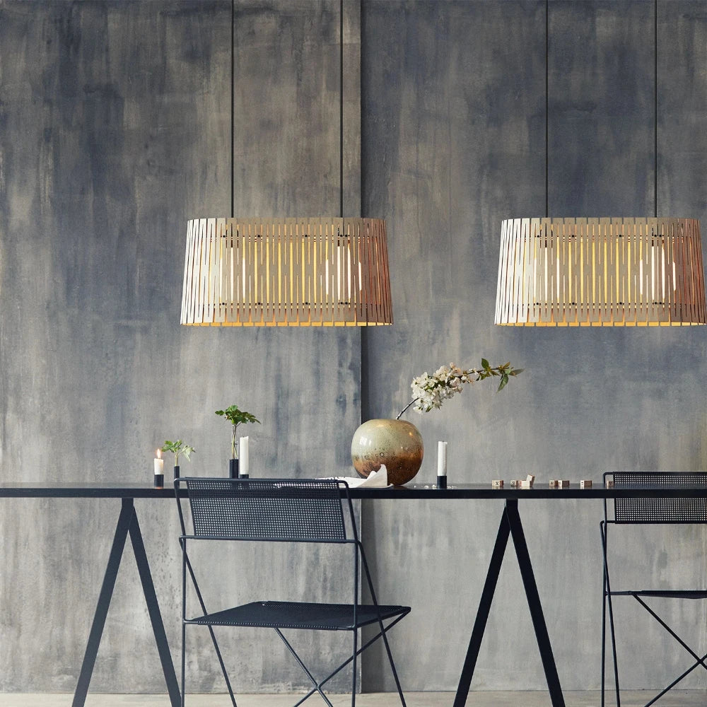 NKJ Design / Pendellampe / WOOD THREE / Birch.
Aflang pendellampe i birk med grafiske udskæringer til spisebord.