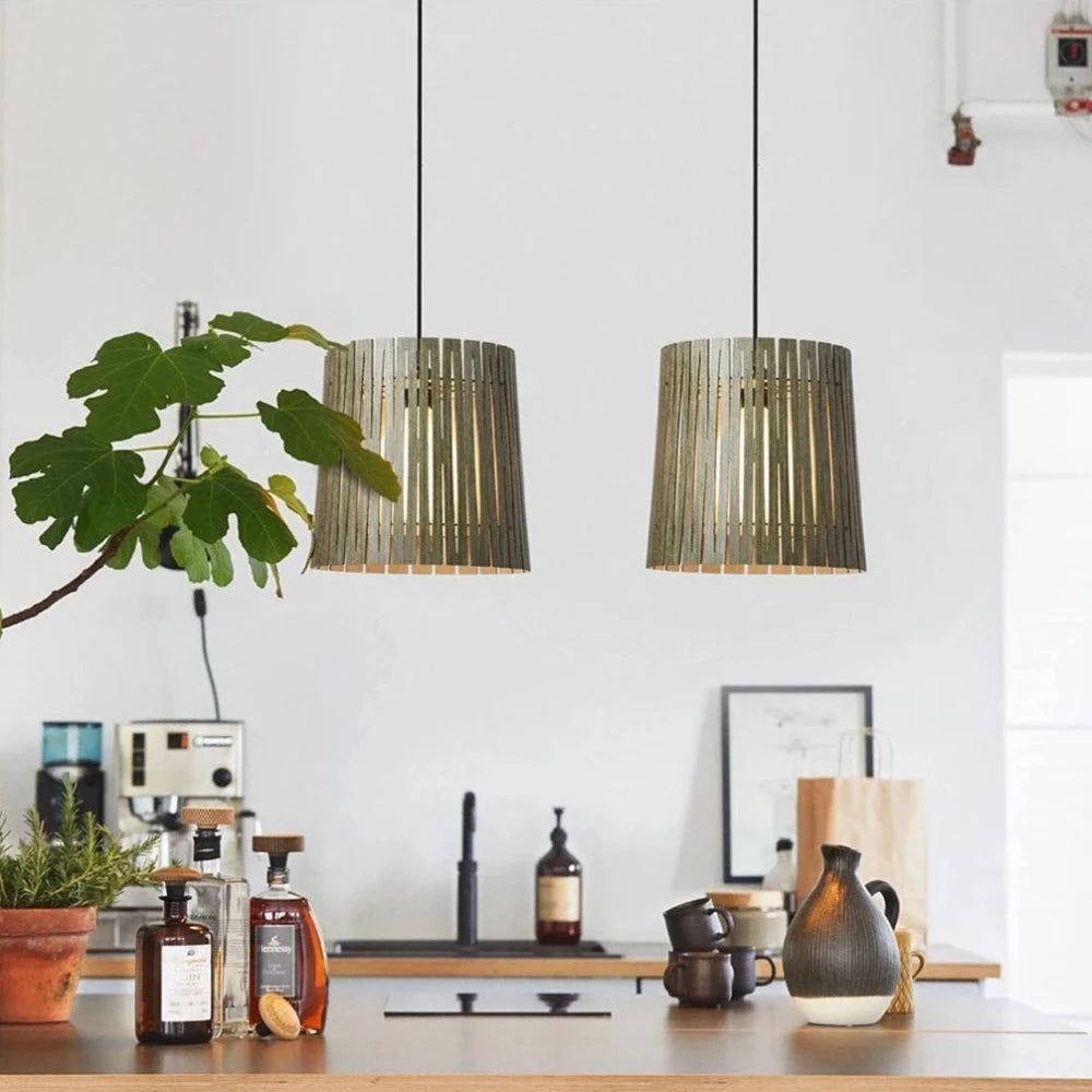 NKJ Design / Pendellampe / WOOD TWO / Birch Forest Green.
WOOD TWO lampe fra NKJ Design med grøn finish og skandinavisk design.